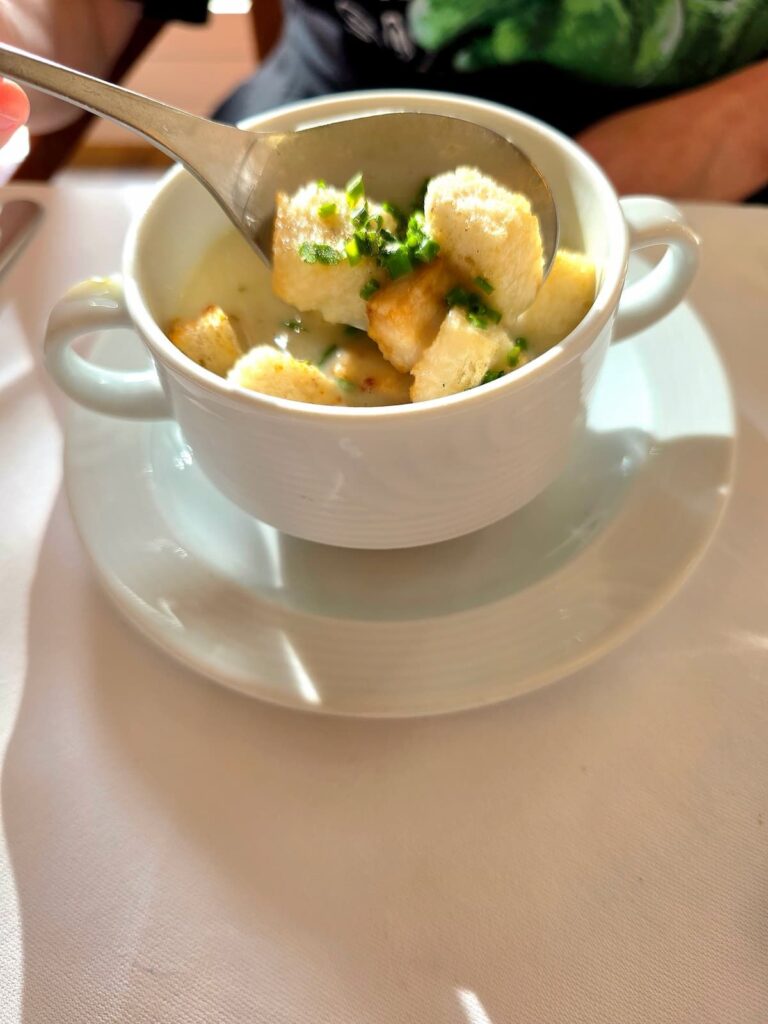 Knoblauchcremesuppe mit Croutons