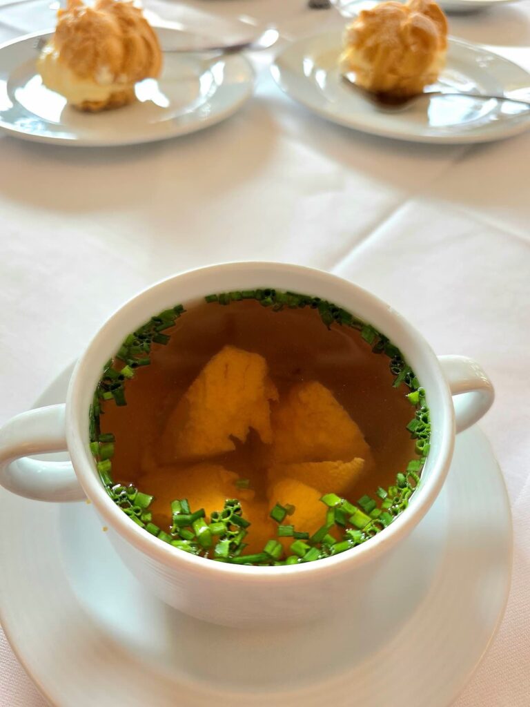Klare Gemüsesuppe mit Grießnockerl